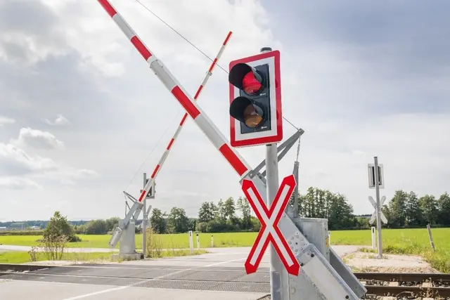 Mit dem Auflassen der Eisenbahnkreuzung Stallhofnerstraße in Mattighofen entfällt die letzte nicht-technisch gesicherte Eisenbahnkreuzung entlang der gesamten Strecke. | Foto: ÖBB/Pleschko