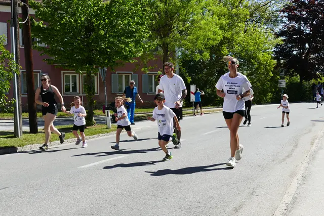 Kinder und Jugendliche waren ebenfalls in Laufschuhen unterwegs.