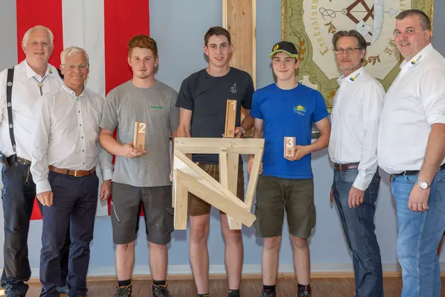 Landesinnungsmeister Wolfgang Huber (LI Holzbau NÖ), Peter Aicher (Präsident des Landesinnungsverbands des Bayerischen Zimmererhandwerks und des europäischen Dachverbands des Zimmerer- und Holzbaugewerbes, Timber Construction Europe), Silber-Gewinner Markus Wagner, Sieger Florian Hollaus, Bronze-Gewinner Florian Palmetshofer, Lehrlingswart Heinrich Fuchs und Lehrlingswart-Stv. Markus Hora (beide Landesinnung Holzbau NÖ)
 | Foto: Theo Kust