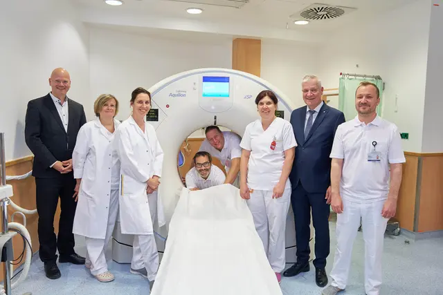 Franz Laback (Geschäftsführung Gesundheit Region Mitte GmbH),  Sabine Berto (Medizinisch-Technische Fachkraft), Judith Schwameis (Radiologietechnologin), Herbert Huscsava (Ärztlicher Direktor UK Tulln-Klosterneuburg), Martin Saler, (Leitender Radiologietechnologe am Standort Klosterneuburg), Kerstin Moravek (Medizinisch�Technische Fachkraft), Landesrat Anton Kasser (ÖVP) und Markus Ängsäter (Radiologe)
 | Foto: Philipp Monihart