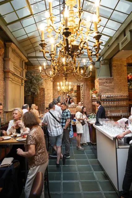 Das Lokal zeichnet sich durch originale Murano-Luster, antike Möbel und italienische Fundstücke aus. | Foto: Eat Butter First