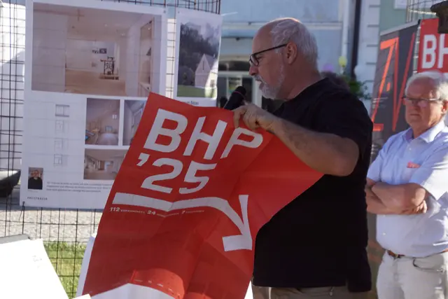 Stefan Lasinger vom Zentralverein der Architekt:innen Österreichs erläutert das Ziel der Ausstellung.  | Foto: Helmut Eder