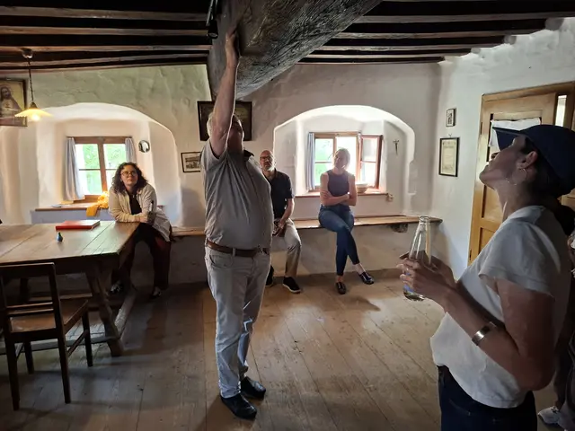 Führung durch den Hof  | Foto: Helmut Eder