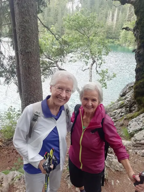 Gerda Romauch gemeinsam mit Heidi Neubauer bei einem Spaziergang. | Foto: Privat