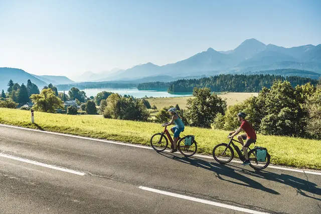 Der türkisfarbene Faaker See ist ein Highlight für eine entspannte Radausfahrt. | Foto: Kärnten Werbung/Uwe Geissler