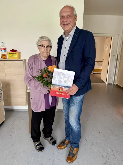 Rosa Klein aus Olbendorf feierte ihren 90. Geburtstag. Bgm. Wolfgang Sodl gratulierte zum Jubiläum. | Foto: Gemeinde Olbendorf