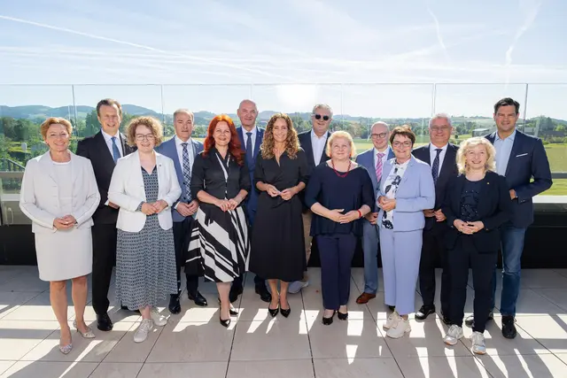 Die Sozialreferentinnen und -referenten der neun Bundesländer – LR Martina Büscher (l., Vorarlberg), LR Christiane Teschl-Hofmeister (3.v.l., Niederösterreich), LR Leonhard Schneemann (4.v.l., Burgenland), LR Christian Dörfel (6.v.l., Oberösterreich), LR Eva Pawlata (7.v.l., Tirol), Stadtrat Peter Hacker (7.v.r., Wien), LR Wolfgang Fürweger (5.v.r., Salzburg), LR Beate Prettner (4.v.r., Kärnten) und LR Hannes Amesbauer (r., Steiermark) – mit Bundesministerin Korinna Schumann (6.v.r.) sowie weiteren Politikerinnen und Politikern. | Foto: Land OÖ/Antonio Bayer