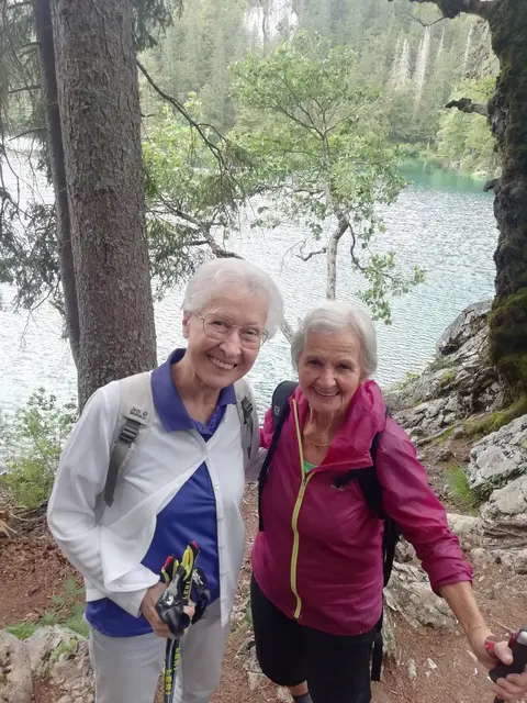 Gerda Romauch gemeinsam mit Heidi Neubauer bei einem Spaziergang. | Foto: Privat