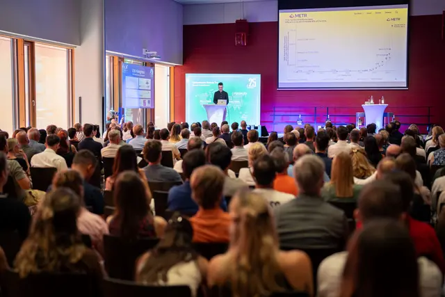 Der vollbesetzte Festsaal der FH Kufstein Tirol beim 2. KI-Kongress mit mehr als 300 Besucher:innen aus Wirtschaft, Forschung und Praxis. | Foto: Fotografie Fettinger