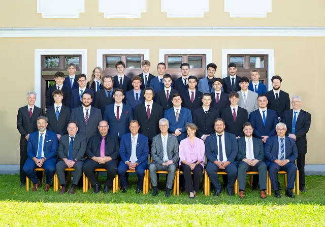 Die erfolgreichen Absolventen der 4. Fachschule für Mechatronik mit der Prüfungskommission