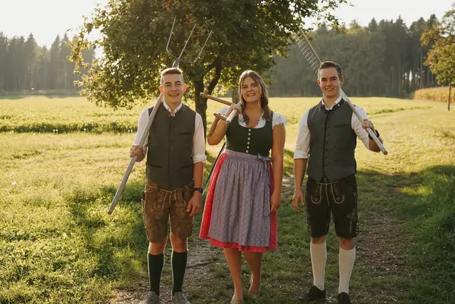 David Ausstaller, Eva Stadlhuber und Markus Rapperstorfer zeigen sich bereit für den diesjährigen Landesentscheid im Mähen in Steinerkirchen an der Traun. | Foto: LJ Steinerkirchen-Fischlham
