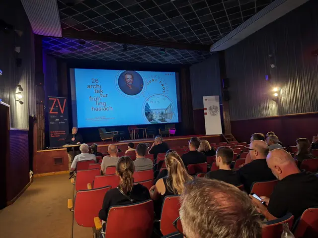 Der Vortrag „Baukulturelle Symbiosen“ des Architekten und Universitätsprofessors Juri Troy zur Eröffnung des Architekturfrühlings mit Einleitungsworten von Architekt Stefan Lasinger. | Foto: Helmut Eder
