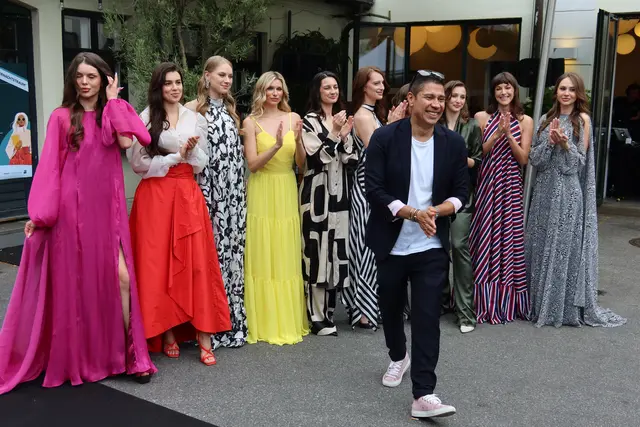 Seine bunte Mode fand bei den Damen reichlich Anklang.  | Foto: Patricia Hillinger/MeinBezirk