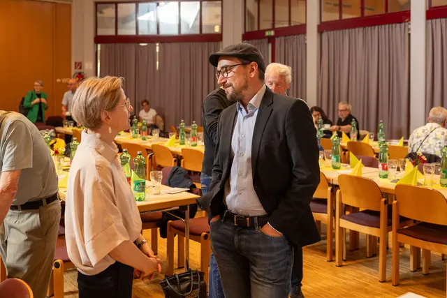 Judith Gruber-Schober vom Bundesdenkmalamt im Gespräch mit dem Aschacher Bürgermeister Dietmar Groiß. | Foto: Jürgen Brochmann