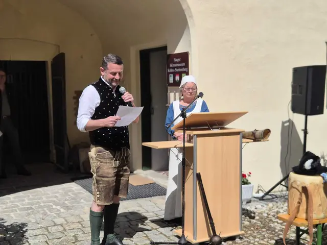 SR Brigitte Zurucker und Obmann Mag. Alexander Moosmayr bgrüßten die vielen Festgäste | Foto: Fotos: Haager Heimatmuseum