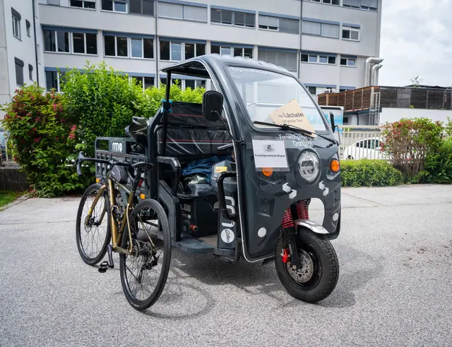 Mit einem Gravelbike und einem E-Lastendreirad sind die Freiwilligenkoordinatorinnen durch Tirol unterwegs. | Foto: Land Tirol/Hörmann