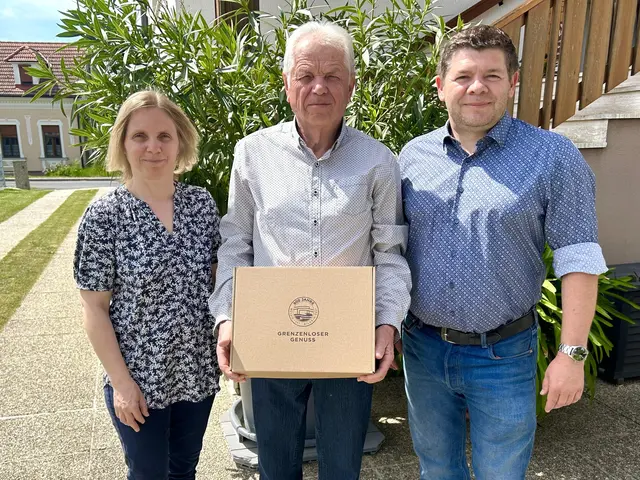 Edmund Schrammel aus Bildein feierte seinen 75. Geburtstag. Bürgermeister Emmerich Zax jun. und Gemeinderätin Katharina Wolf-Wachter wünschten alles Gute. | Foto: Gemeinde Bildein