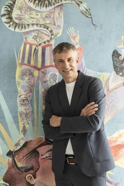 "Mit dem Circus-Theater Roncalli wird der Besuch des Riesen zu einem Spaziergang durch eine lebendige Pariser Szene", schwärmt Stefan Isser (Geschäftsführer der Swarovski Kristallwelten).

 | Foto: Swarovski Kristallwelten/Thomas Steinlechner