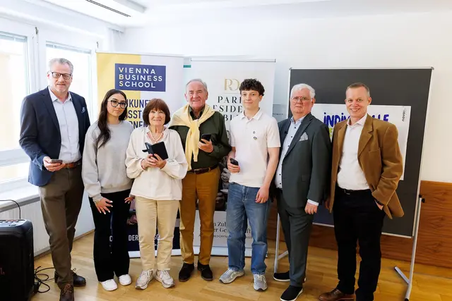 v.l.n.r.: Direktor der Park Residenz Döbling Georg B. Gonano, Schülerin der VBS Hamerlingplatz, Bewohnerin und Bewohner der Parkresidenz, Schüler der VBS Floridsdorf, Helmut Schramm, Vorstand des Fonds der Wiener Kaufmannschaft und ORF-Moderator Marvin Wolf
 | Foto: Vienna Business School
