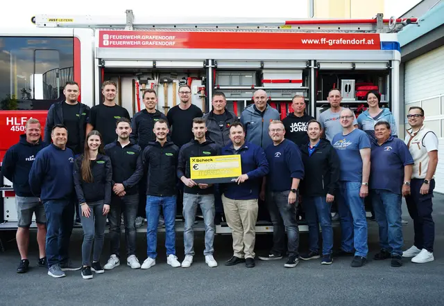 Bei der Spendenübergabe im Feuerwehrhaus Grafendorf freuten sich die Freiwillig Feuerwehr über die Unterstützung des KLEESOMM Vereins. | Foto: KLEESOMM Brauchtumsverein