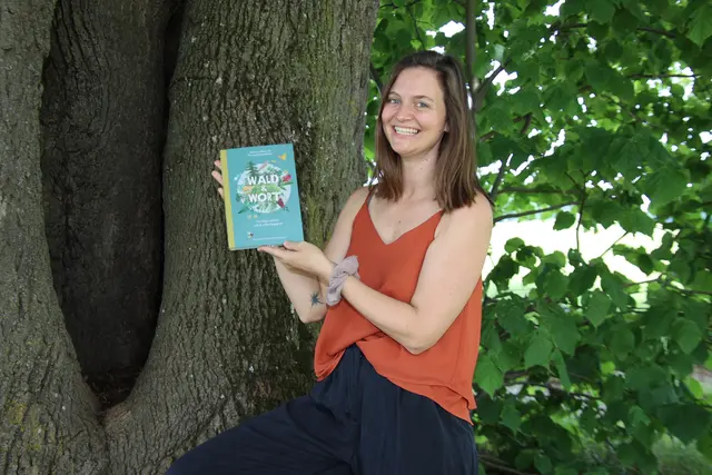 Katharina Bacher präsentiert ihr neues illustriertes Buch „Wald &amp; Wort“.