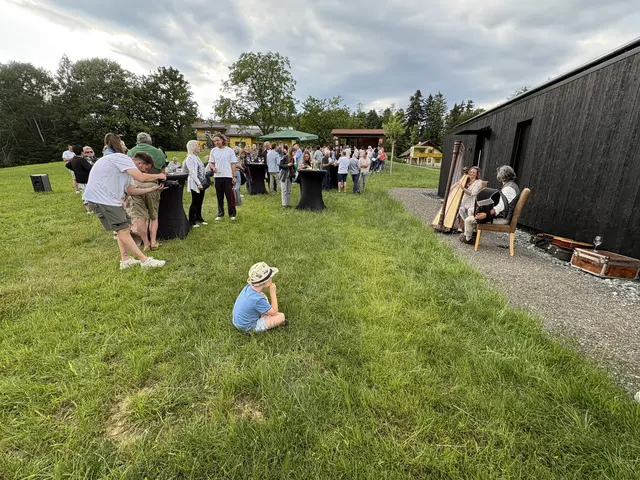 So viele Gäste waren bei der Eröffnung der "Hapfn" am Aichberg mit Blick auf Eibiswald. | Foto: MeinBezirk/Susanne Veronik