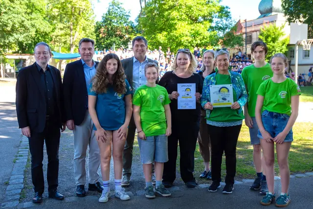 Bürgermeister Werner Krammer, Fachinspektor Andreas Gruber und SQM Christine Schmutz gratulieren der WMMS im Rahmen des Bezirksjugendsingen zur Auszeichnung.

Vlnr: FI Andreas Gruber, BGM Werner Krammer, Fössleitner Magdalena, Dir. Herwig Rohringer, David Schneckenleitner, Chorleiterin Elke Rüger, SQM Christine Schmutz, Chorleiterin Johanna Sandhofer, Martin Nefischer, Theresa Brenn. | Foto: Stefanie Mey