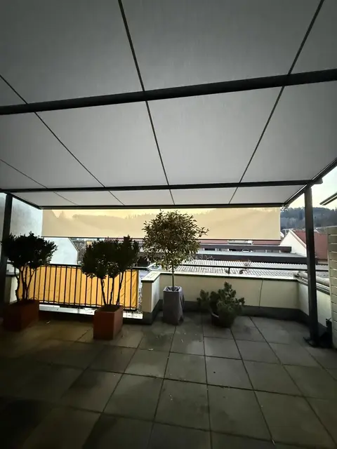 Die Pergoline von WoWo ist ein Alleskönner. Ob Sonnenschutz oder Regenschutz, kein Problem.