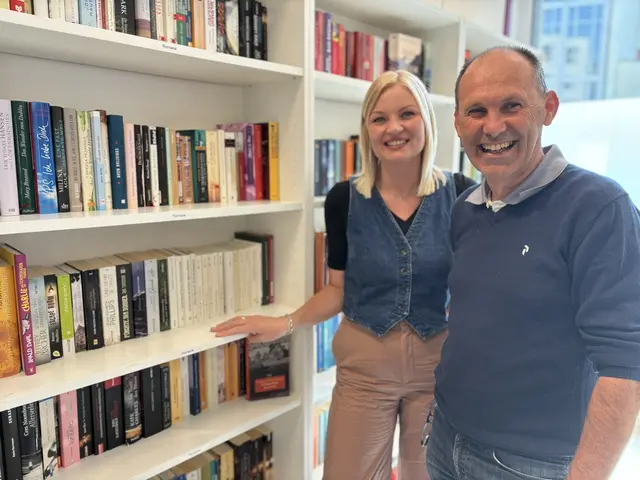 Sophia Wegner und Thoma Gaßner im Carla-Shop Herrnau. Auch Bücher zählen zum Sortiment der Carla-Läden. | Foto: Lisa Gold