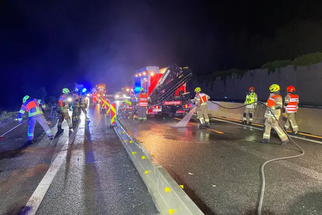 Einsatzkräfte auf der A12 bei Wattens nach Unfall mit vier Insassen und zwei Verletzten im Einsatz. | Foto: ZOOM.TIROL
