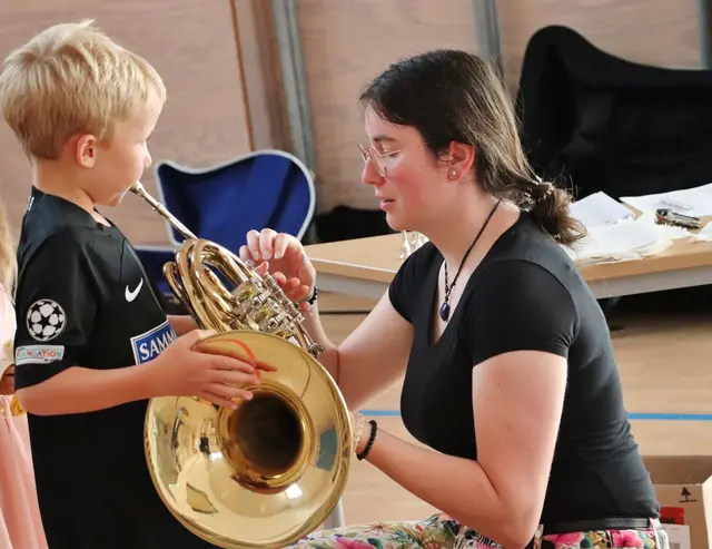 Beim Tag der offenen Tür in der Musikschule Fernitz können Groß und Klein Instrumente ausprobieren.  | Foto: Edith Ertl