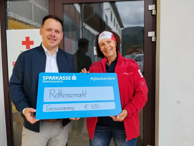 Marktleiterin Cornelia Patzelt vom Standort Großraming nimmt die Spende stellvertretend für ihr Team von Christopher Kronsteiner, Sparkasse OÖ, entgegen. | Foto: OÖRK