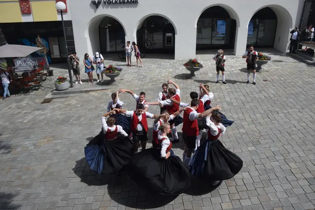 Tanzeinlage beim Umzug durch D' Sonnwendler Münster | Foto: UTV