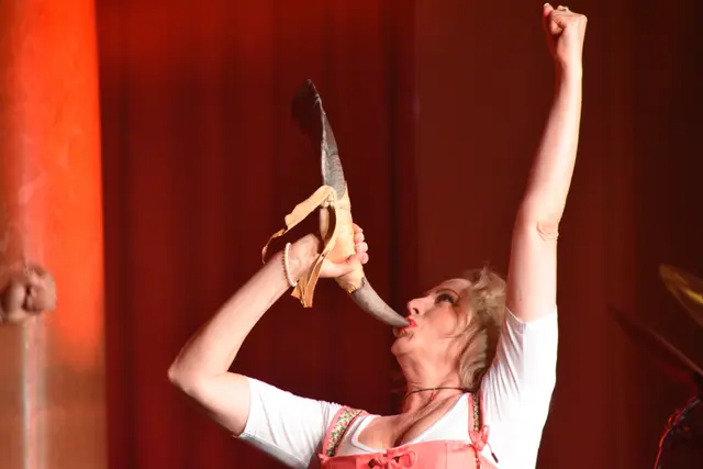 Merle Saskia führte mit ihrer lockeren Art und ihrer bezaubernden Stimme durch den Abend. | Foto: MeinBezirk.at/Michaela Erlacher