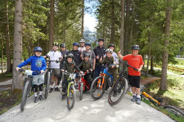 Mit den Hügeln und Rampen haben sich diese Burschen schon vertraut gemacht. Sie finden den Kids Bikepark einfach nur cool! | Foto: Kainz