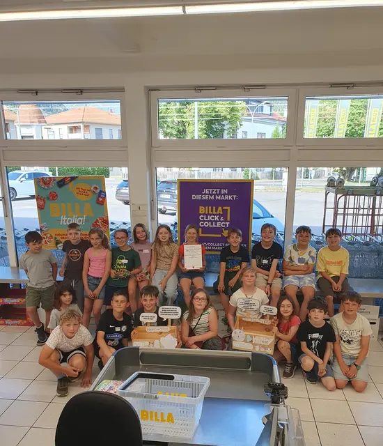 Die Kinder gestalteten eine eigene Spendenbox für Tierfutter, malten Bilder, entwickelten kurze Botschaften und machten damit auf die Situation von Tieren und ihren Besitzerinnen und Besitzern aufmerksam. | Foto: Grill