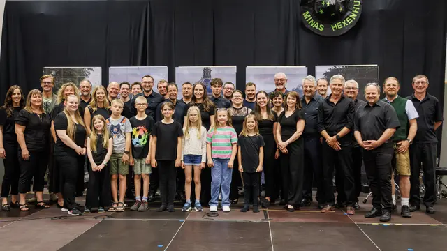 Besonderer Besuch in Schleißheim: Gemeinsam mit dem Komponisten Florian Moitzi freuten sich die Mitwirkenden über den großen Erfolg des Musicals „Das verhexte Museum“. | Foto: Musikverein Schleißheim