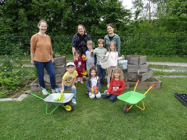 Viele kleine Hände halfen Katinka Zimmer und Julia Passenheim vom Elternbeirat sowie Pädagogin Melanie Schörghuber beim Einpflanzen. | Foto: Kindergarten Haidershofen