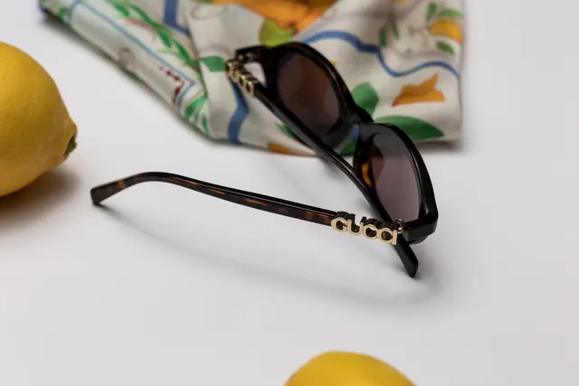 Brille auf Tisch
