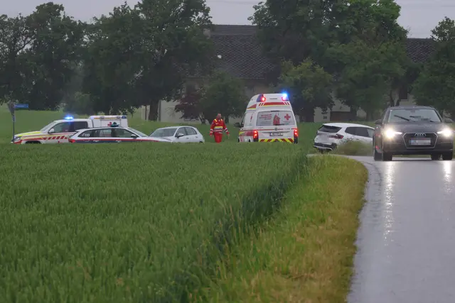 Nach einem Kreuzungscrash in Sattledt landen beide Unfallfahrzeuge im angrenzenden Feld.
