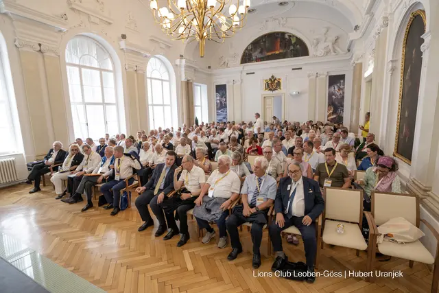 Menschen sitzen im Festsaal