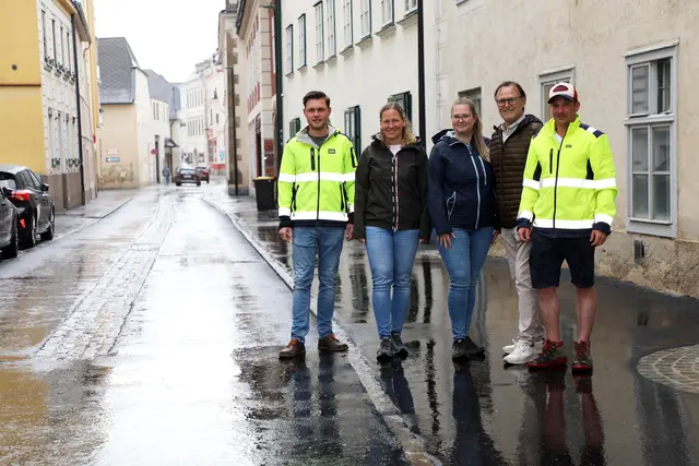 Freuen sich über die Verkehrsfreigabe der Herzogstraße: Bauleiter Dominik Dingl (Firma Porr), Kerstin Wimmer und Nina Katharina Kabas (beide Abteilung für Straßen- und Wasserbau am Magistrat Krems), Stadtrat Werner Stöberl und Polier Mario Keusch (Firma Porr). | Foto: Stadt Krems