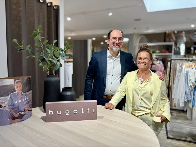 Chrisitan Minnich mit Store-Managerin Claudia Heiden. | Foto: Kühn