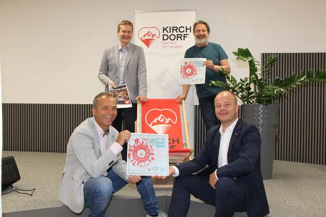 Siegfried Pramhas (WKO KIrchdorf), Bürgermeister und Obmann des Stadtmarketings, Markus Ringhofer. Johannes Bachhalm (Sprecher Tourismusforum Kirchdorf) und Michael Eiblwimmer, Vorstandsvorsitzender der Raiffeisenbank REgion Kirchdorf (v.li.) | Foto: Staudinger