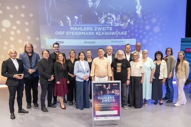 Die „Klangwolke“-Projektpartnerinnen und -leiter mit „Klangwolke“-Veranstalterinnen und -Veranstaltern bei der Präsentation der „ORF Steiermark Klangwolke".  | Foto: ORF/Regine Schöttl