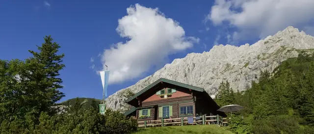 Wie eine „Insel in den Bergen“ liegt die Hochlandhütte auf 1.632 Metern Höhe im Karwendel und ist ausschließlich zu Fuß erreichbar. | Foto: Alpenwelt-Karwendel
