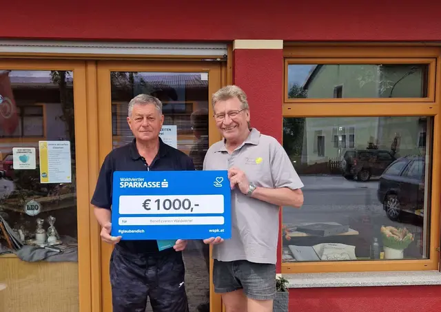 Koni Frühwirt von der Bäckerei-Konditorei und Willi Stöcklhuber Obmann vom Benefizverein W4. | Foto: privat