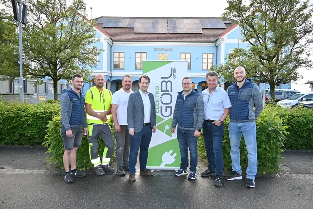 Gut ausgenutzt wurden die Flächen auf dem Dorfhaus im Ortszentrum: 35 kWp PV-Elemente zieren nun die Dachflächen in östlicher, südlicher und westlicher Himmelsrichtung: Monteur Manuel Hintersteiner, Bauhofleiter Christian Zehetgruber, GGR Franz Lechner, Bgm. Markus Burgstaller, Johannes Berger (Elektro Göbl), GGR Paul Kleindl, Alexander Leimer | Foto: Gemeinde Viehdorf