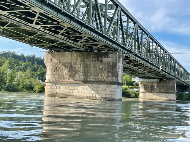 Einer der vier im Wasser stehenden Brückenpfeiler ist bereits verbreitert – in Vorbereitung auf den Tragwerkstausch. Kein Grund für Jubel, findet die SPÖ in der Region. | Foto: MeinBezirk Perg