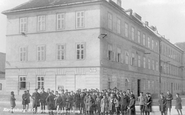 Das alte Gymnasium stand am Kirchenplatz | Foto: Museumsverein Korneuburg